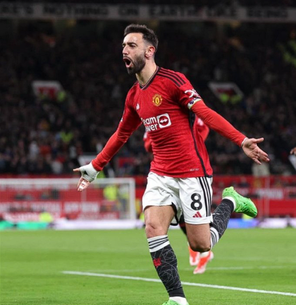 B费社媒深情发文：纪念加盟曼联六载辉煌征程